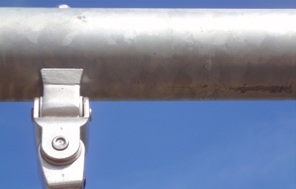 Le travi orizzontali delle altalene,