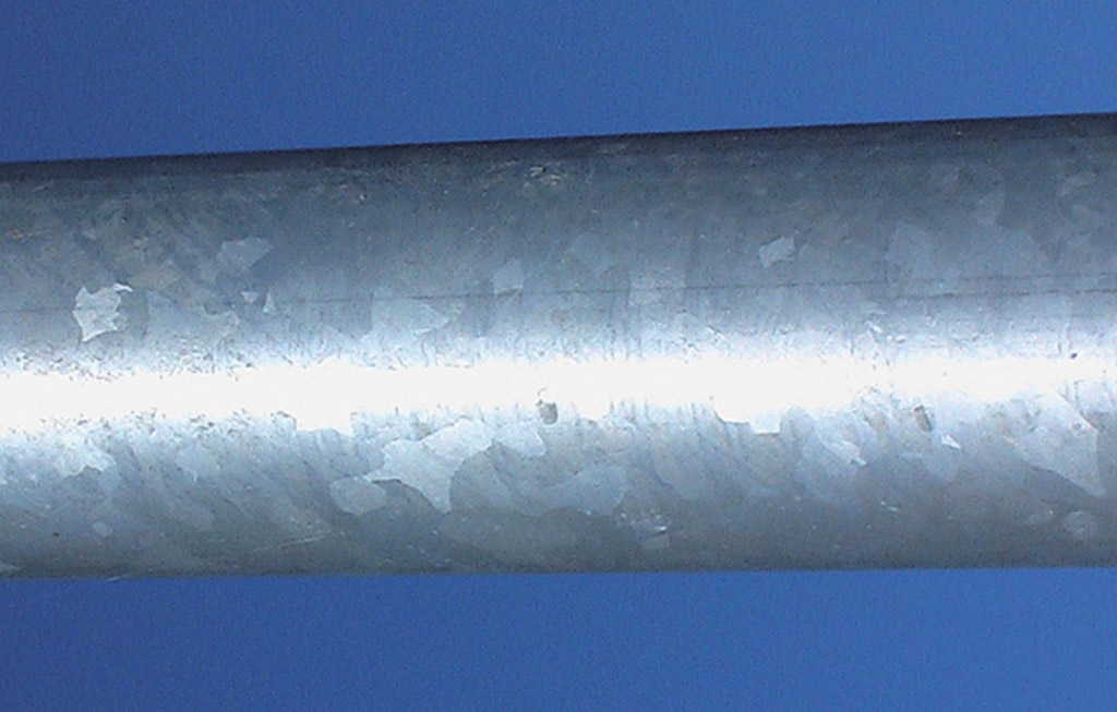 Le travi orizzontali delle altalene,