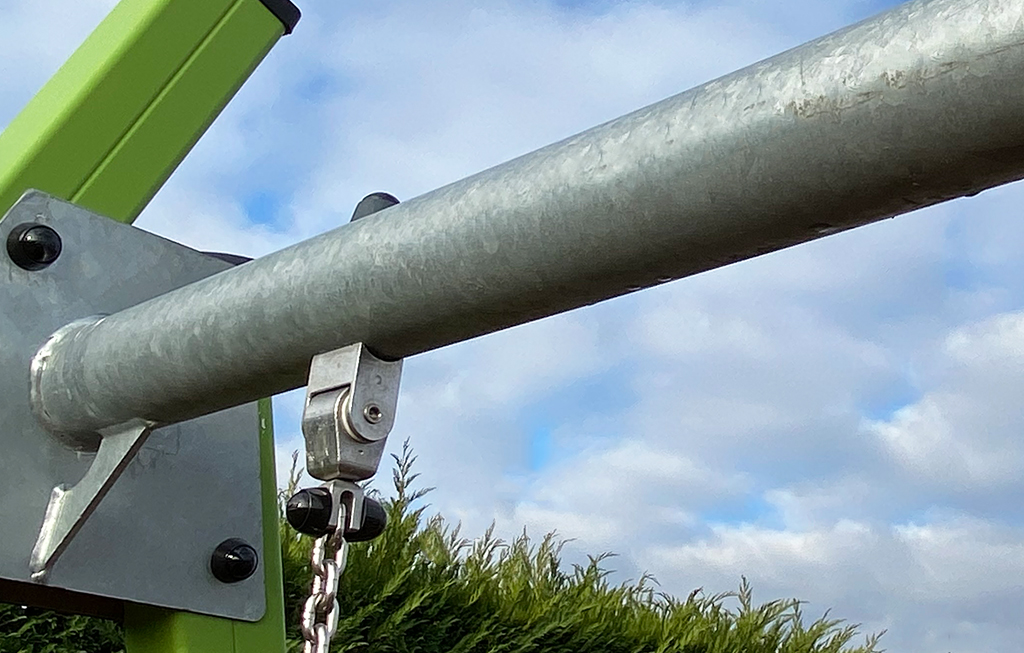 Le travi orizzontali delle altalene,