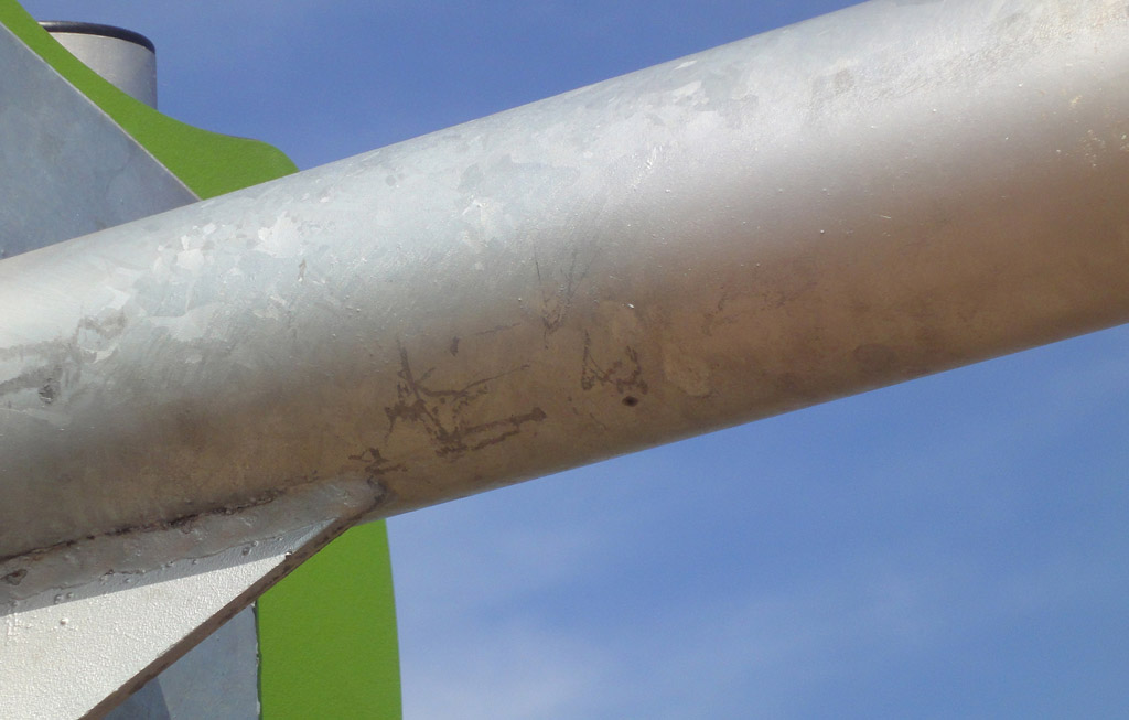 La trave orizzontale delle altalene