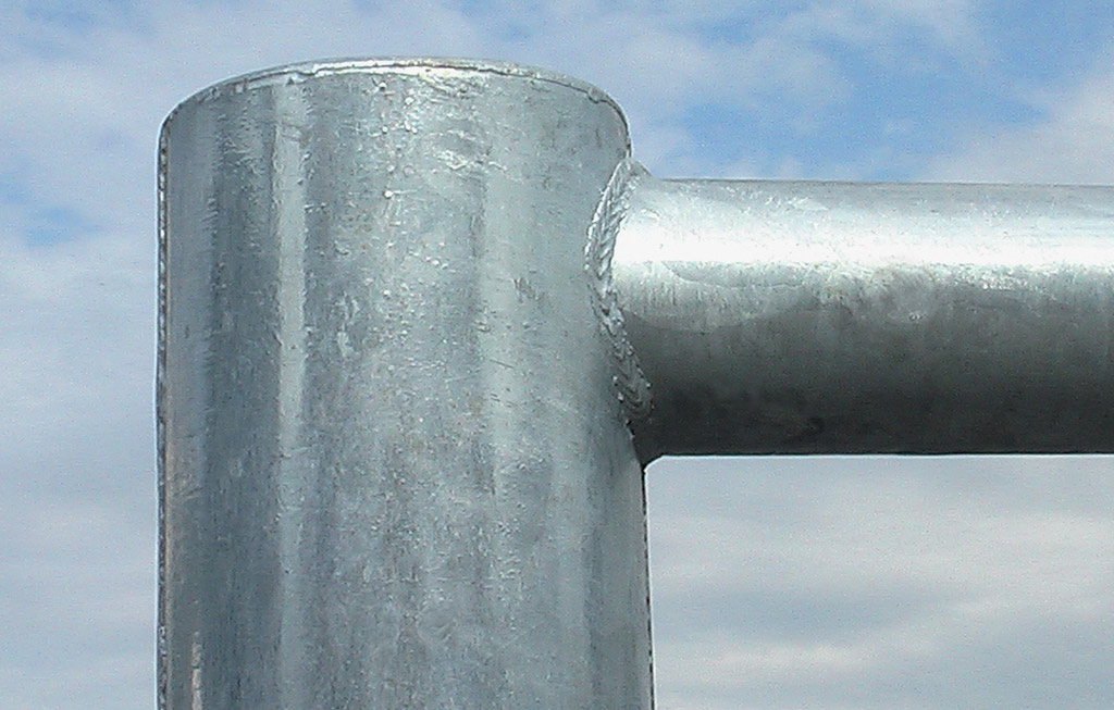 Le travi orizzontali delle altalene,