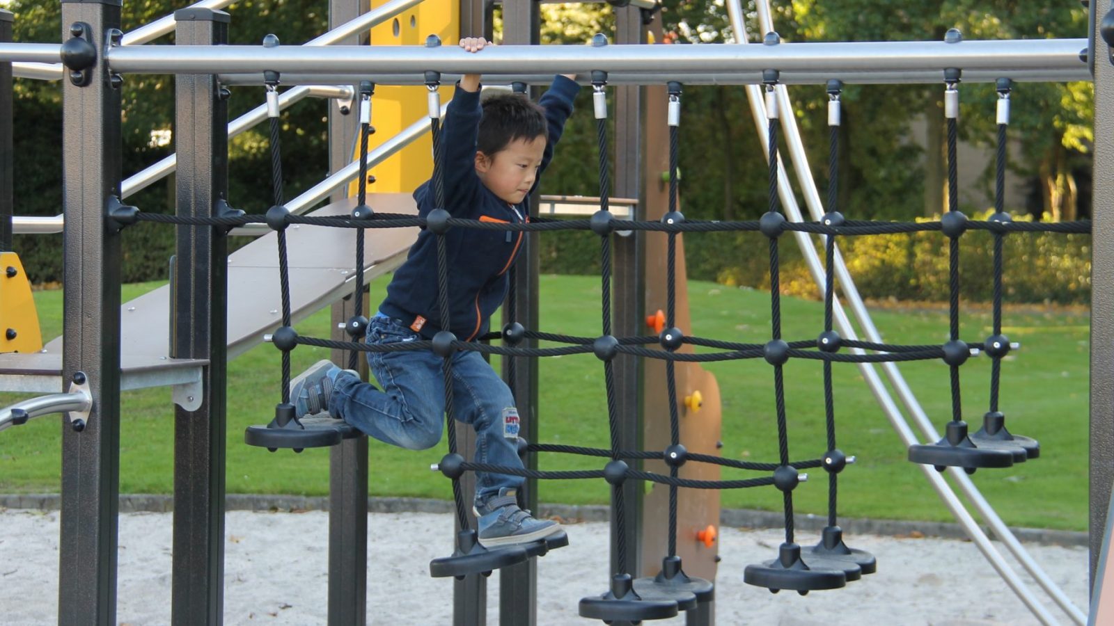 Quando un’area giochi si può definire sicura? Scopri le caratteristiche dei giochi per parchi certificati