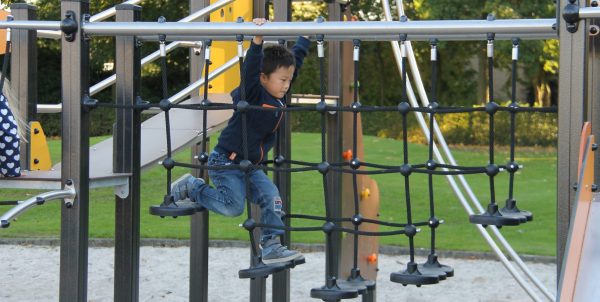 Quando un’area giochi si può definire sicura? Scopri le caratteristiche dei giochi per parchi certificati