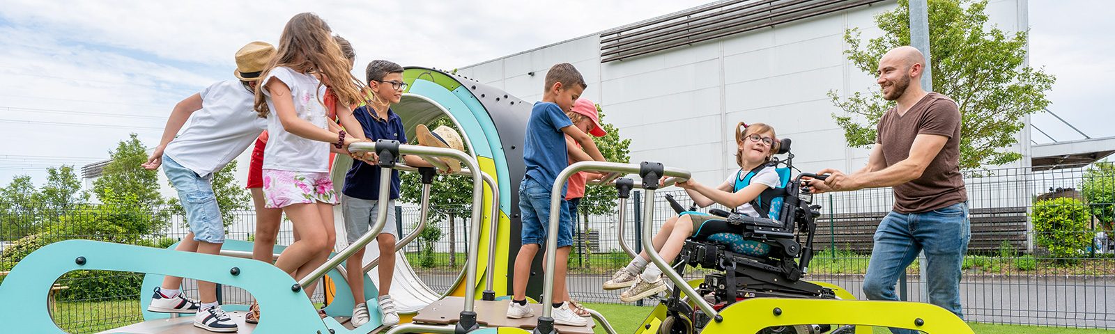 Giochi in legno per esterno: divertirsi al parco, a scuola e in