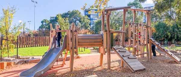 Parchi giochi in legno naturale sostenibili