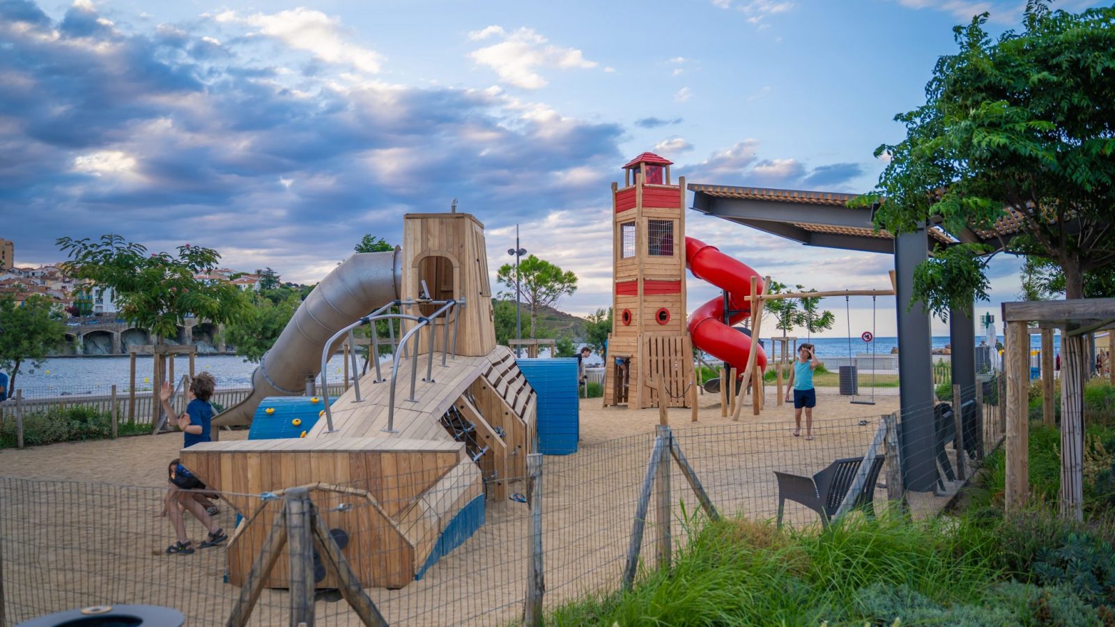 Un’area giochi in legno naturale per valorizzare il lungomare di Banyuls-sur-Mer