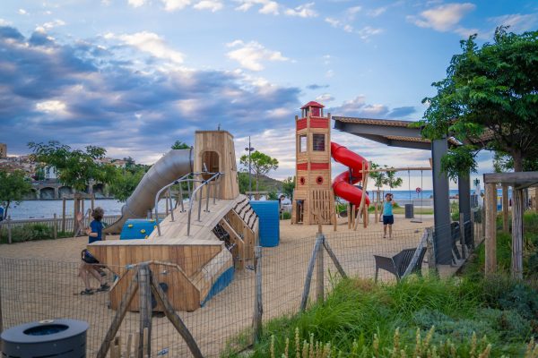 Un’area giochi in legno naturale per valorizzare il lungomare di Banyuls-sur-Mer
