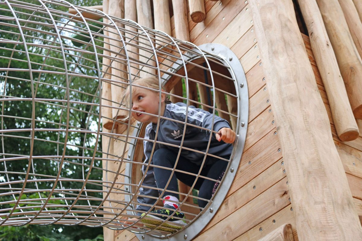 Dettaglio passaggio sospeso tra due torri Origin' a rete in acciaio - Area giochi a tema natura - Pennington Park