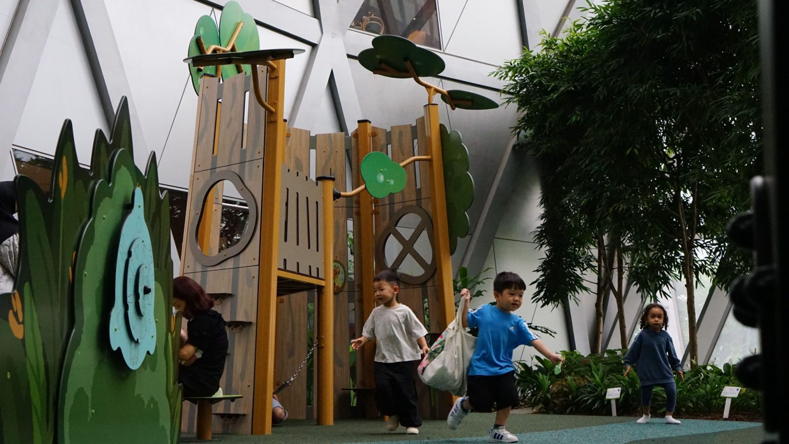 Area giochi su misura in aeroporto: l’esperienza immersiva di Jewel Changi Airport